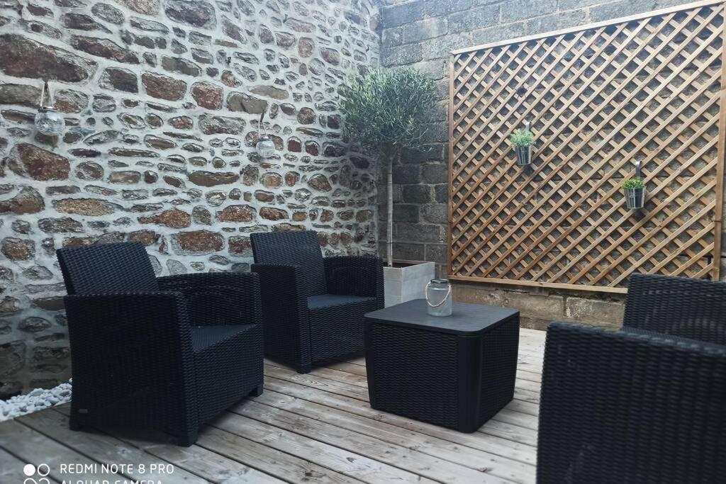 Superbe Appartement Avec Terrasse Au Calme Ernee Екстер'єр фото